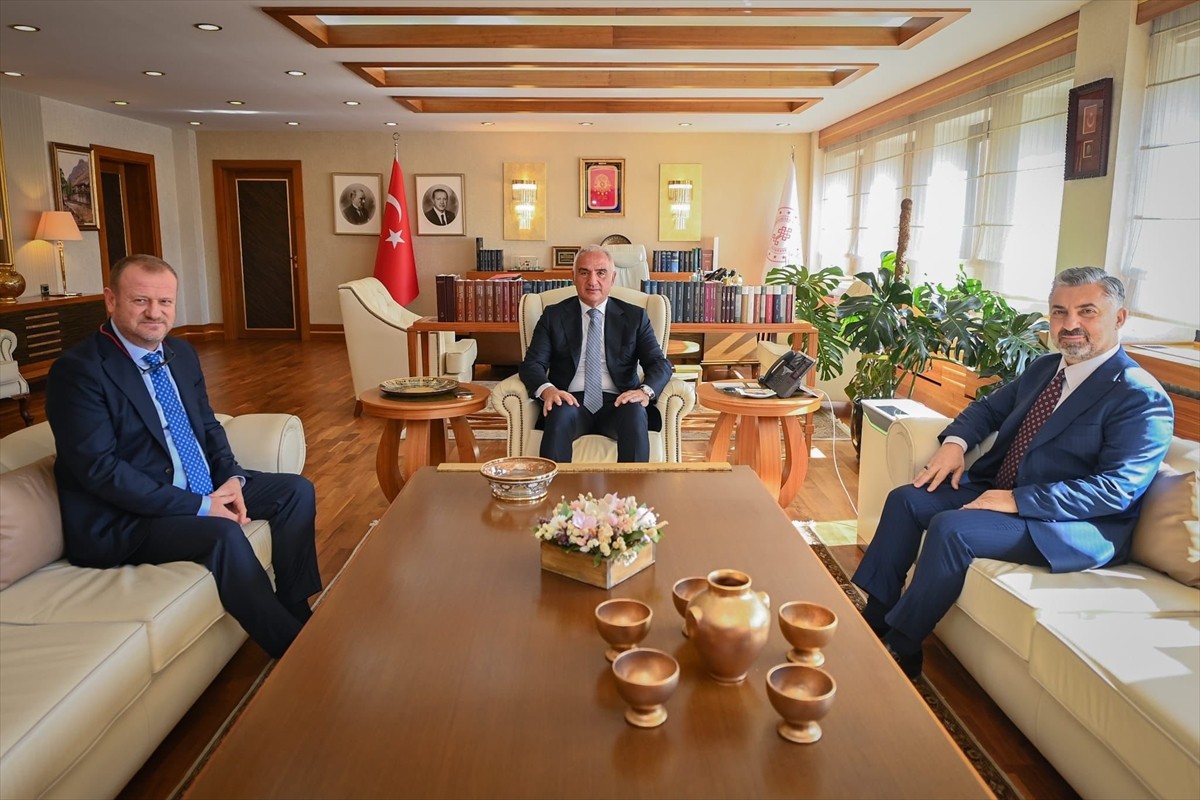 Kültür ve Turizm Bakanı Mehmet Nuri Ersoy (ortada), Radyo ve Televizyon Üst Kurulu (RTÜK) Başkanı...