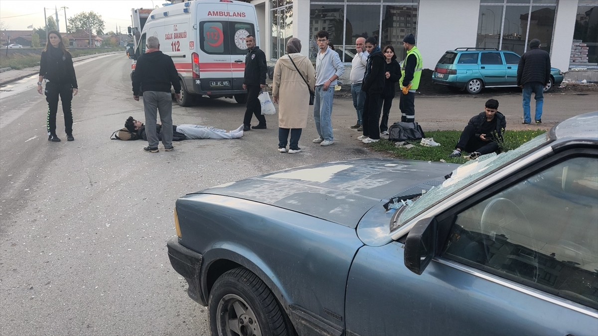 Kütahya'da ehliyetsiz sürücünün idaresindeki otomobilin çarptığı 2 kişi yaralandı. Kaza yerine...
