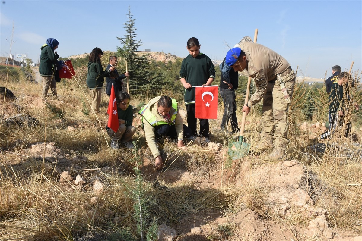 Malatya'da Cumhuriyet'in 102. yılı kutlama etkinlikleri kapsamında 102 fidan dikildi. Malatya...