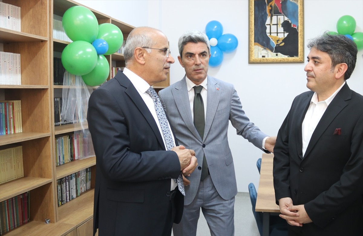 Malatya'da deprem bölgesindeki öğrencilerin eğitimine destek amacıyla kurulan kütüphanenin açılışı...