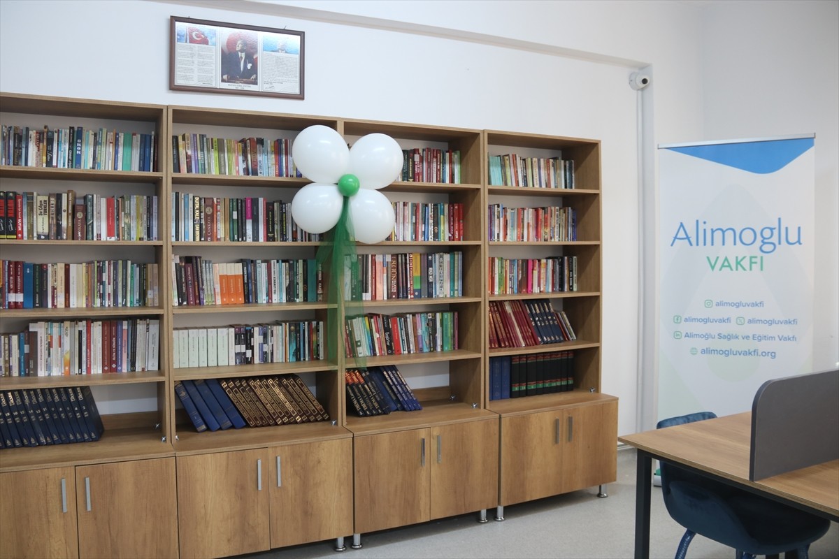 Malatya'da deprem bölgesindeki öğrencilerin eğitimine destek amacıyla kurulan kütüphanenin açılışı...