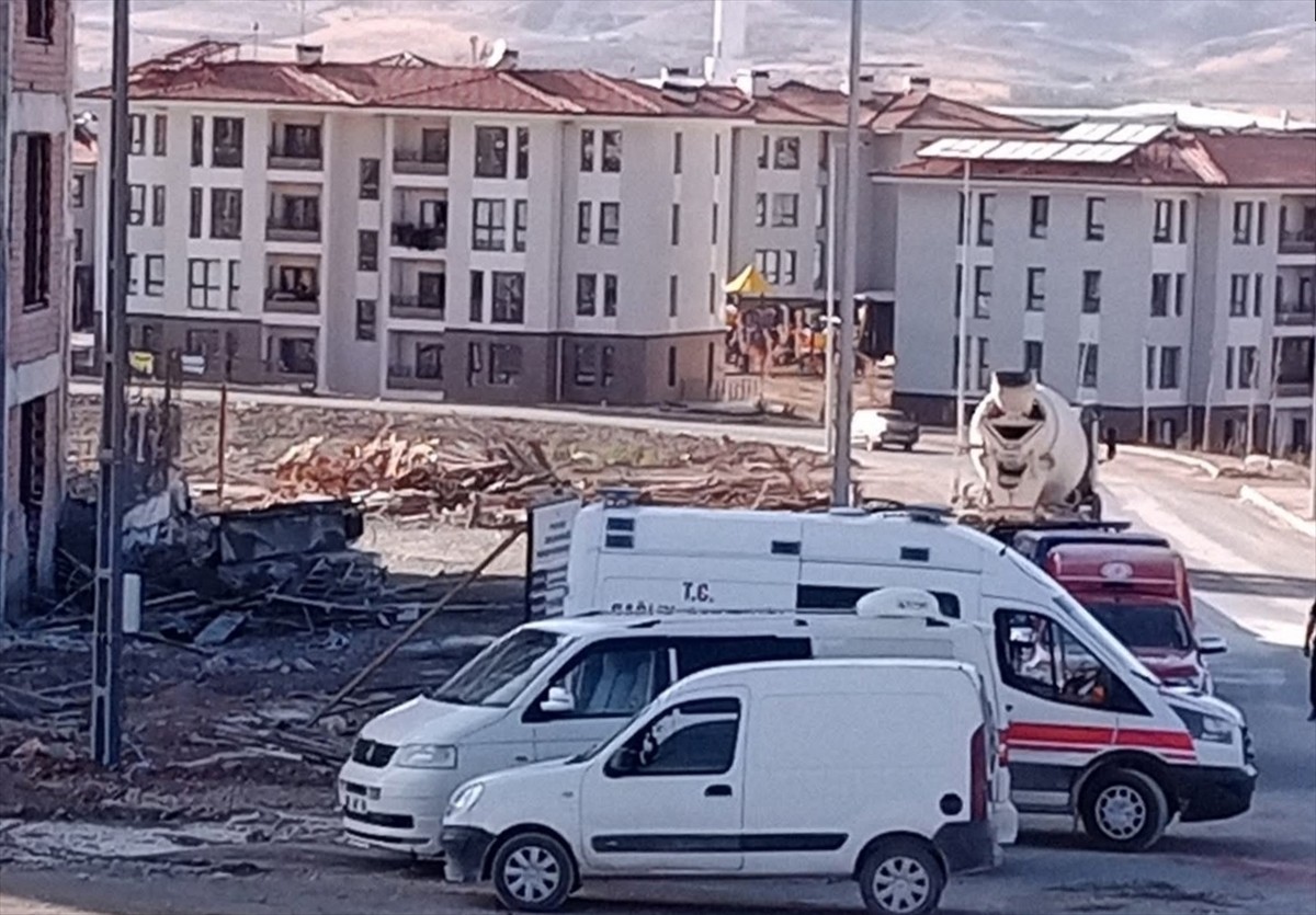 Malatya'nın Doğanşehir ilçesinde bir inşaatta beton döküm işlemi gerçekleştirilirken kalıbın...