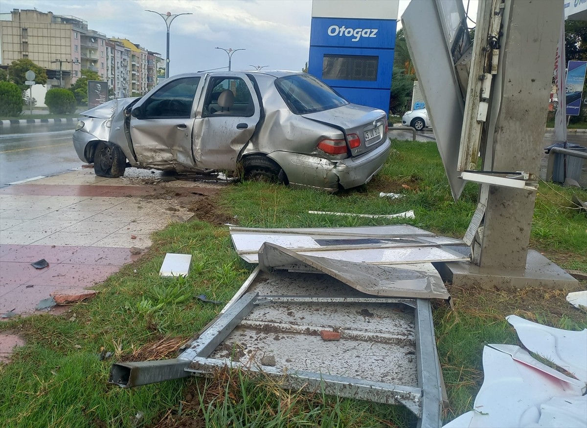 Manisa'nın Şehzadeler ilçesinde otomobilin akaryakıt istasyonunun tabelasına çarparak devrilmesi...