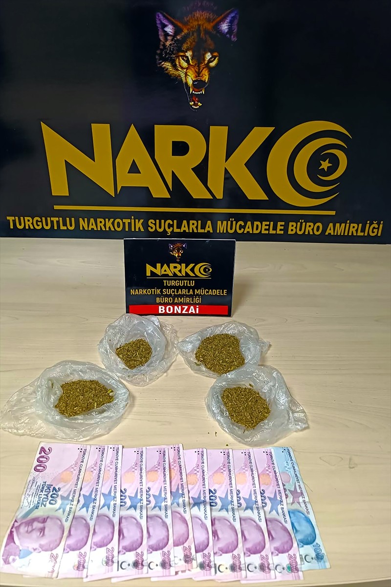 Manisa'nın Turgutlu ilçesinde düzenlenen uyuşturucu operasyonunda yakalanan 2 şüpheli tutuklandı....