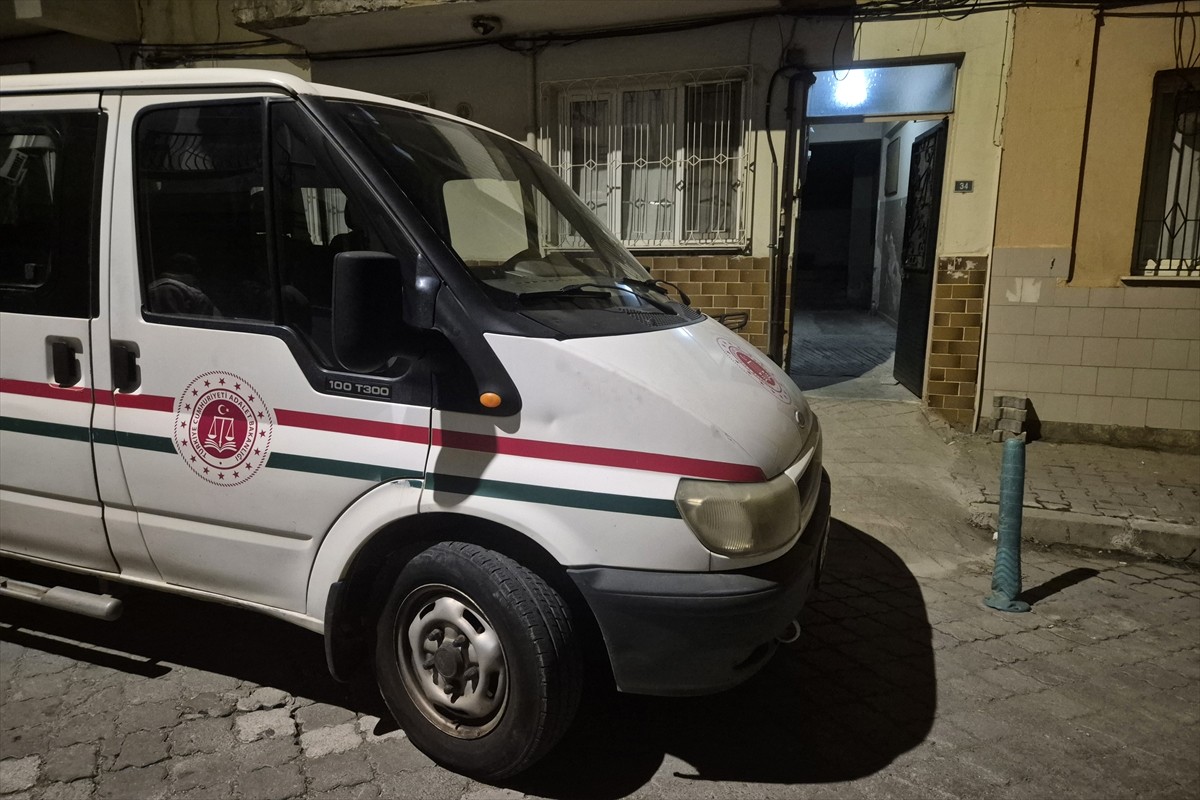 Manisa'nın Turgutlu ilçesinde eşi tarafından av tüfeğiyle vurulan kadın hastanede yaşamını...