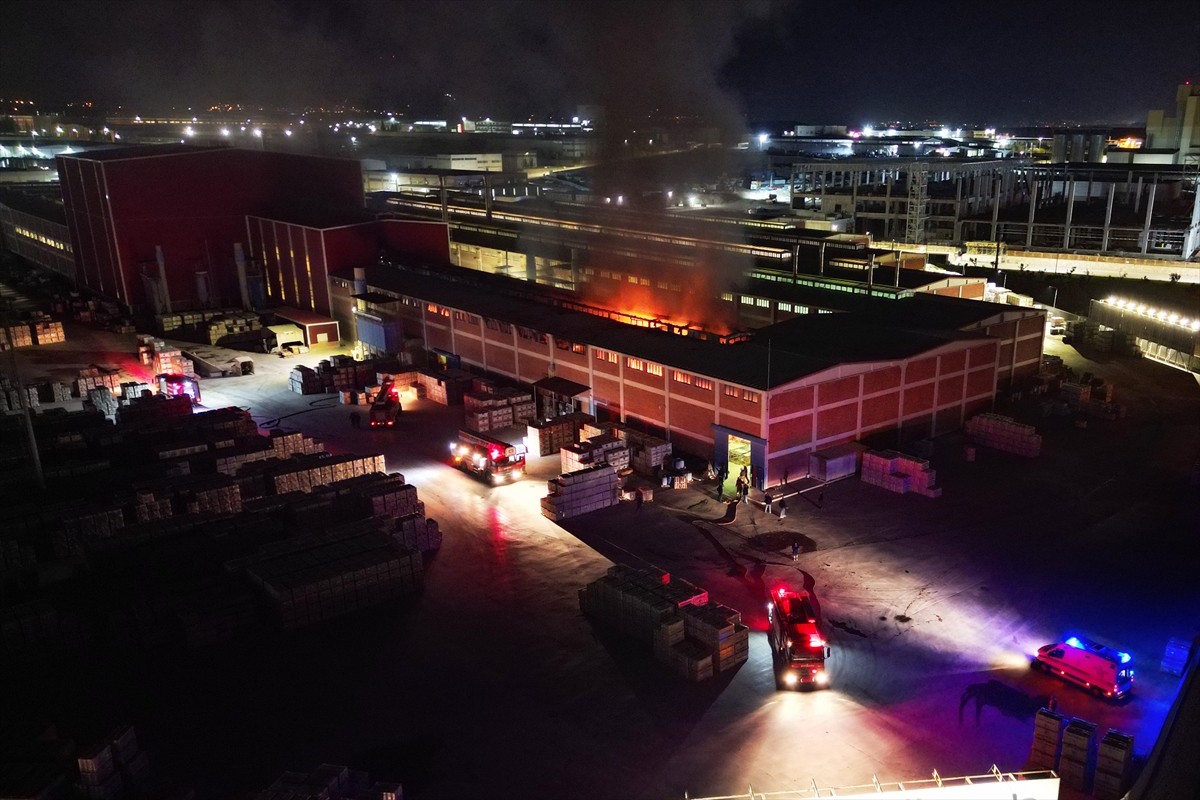 Manisa'nın Turgutlu ilçesinde granit üreten fabrikada çıkan yangın ekiplerin müdahalesiyle...