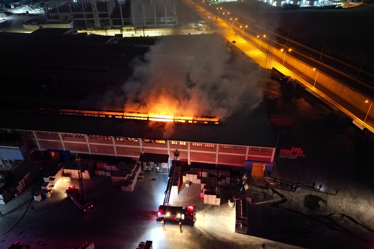 Manisa'nın Turgutlu ilçesinde granit üreten fabrikada çıkan yangın ekiplerin müdahalesiyle...