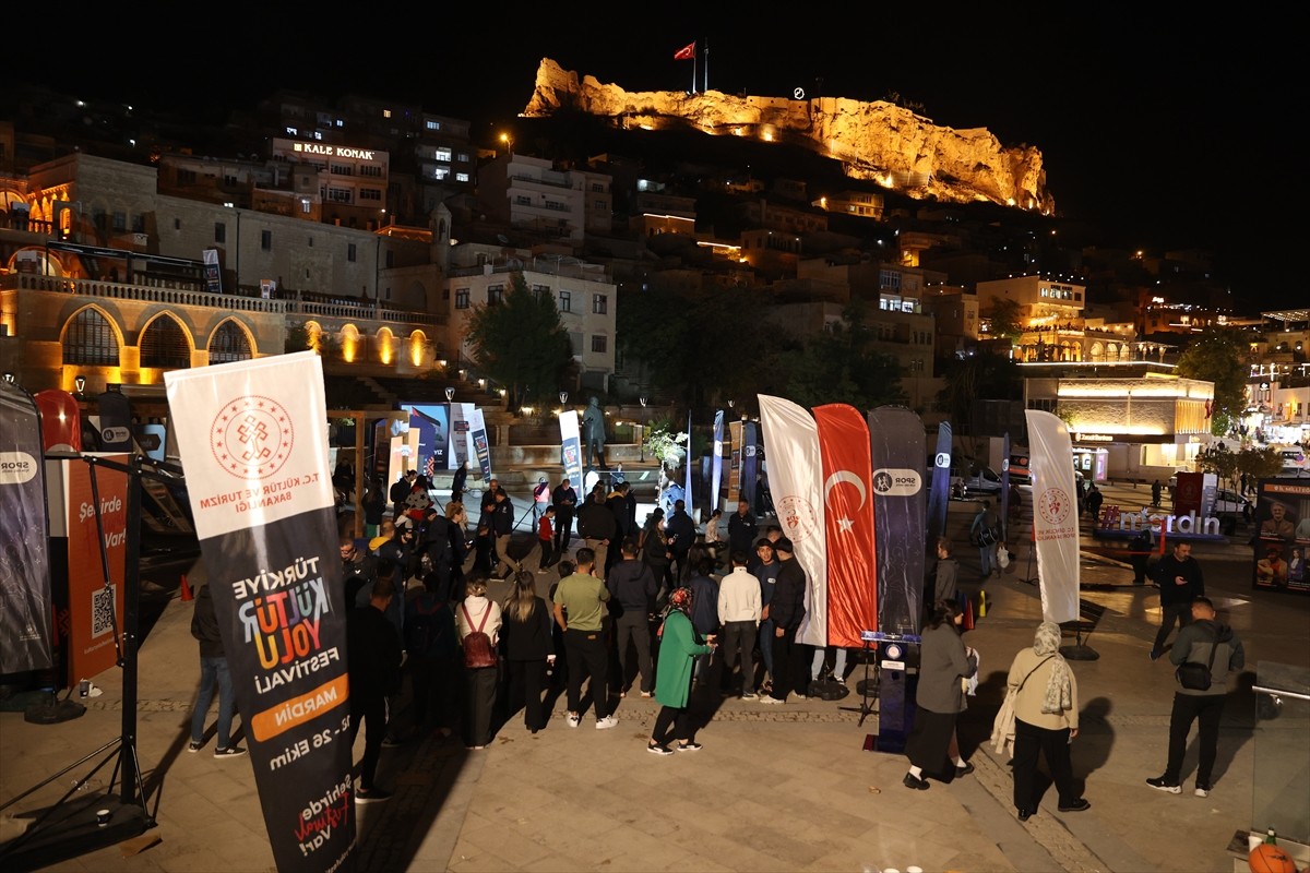 Mardin'de "Spor İçin Geç Değil Projesi" kapsamında kent meydanında bir araya gelen vatandaşlar...