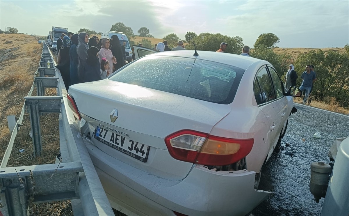  Mardin'in Mazıdağı ilçesinde 2 otomobilin çarpışması sonucu 1'i ağır 4 kişi yaralandı.