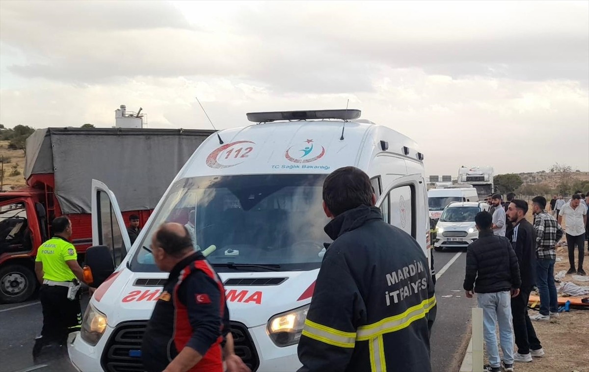 Mardin'in Mazıdağı ilçesinde kamyon ile kamyonetin çarpışması sonucu 3'ü ağır 14 kişi...