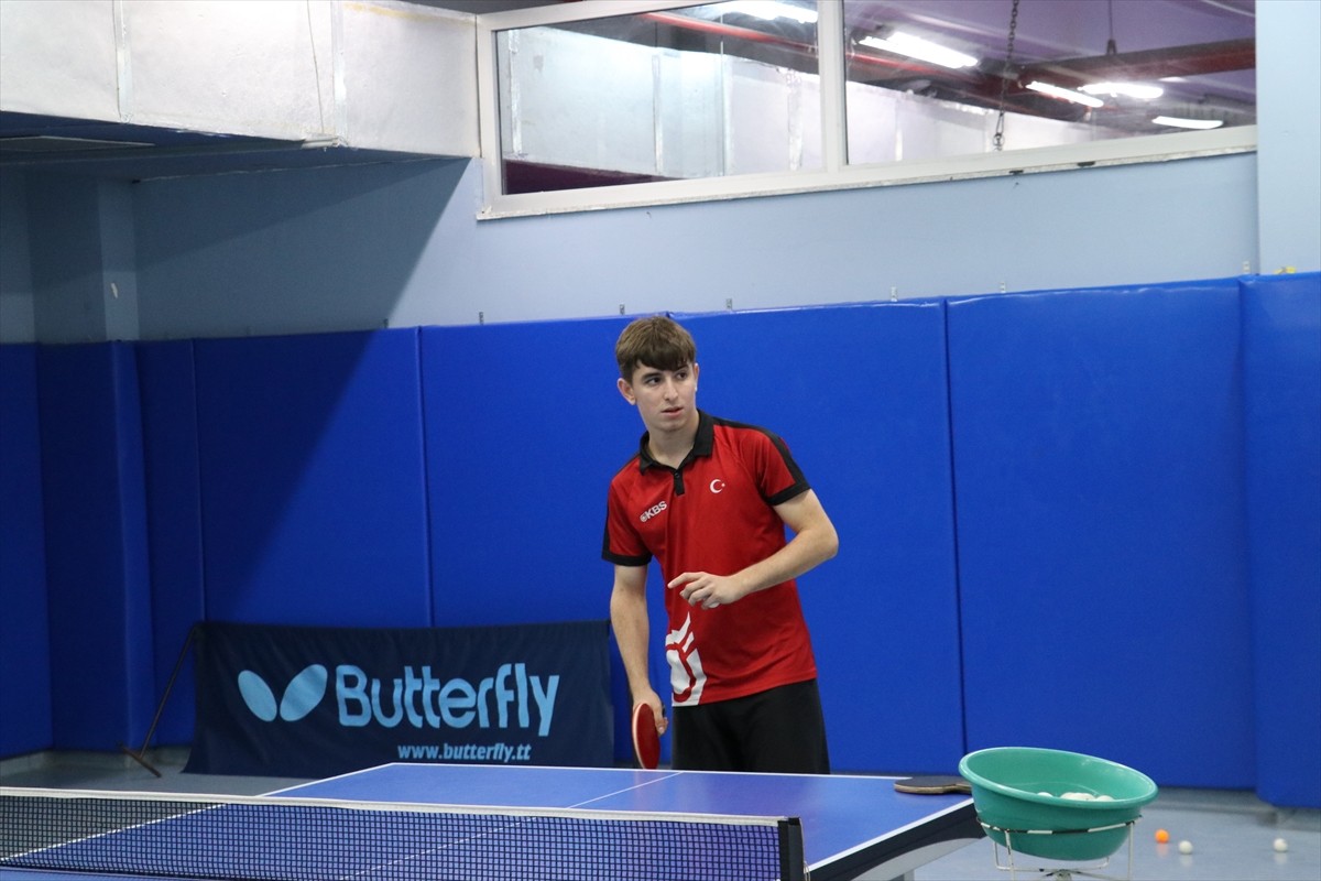 Masa tenisinde dereceleri bulunan otizmli ikiz kardeşler Enes (fotoğrafta) ve Burak Burç, yeni...