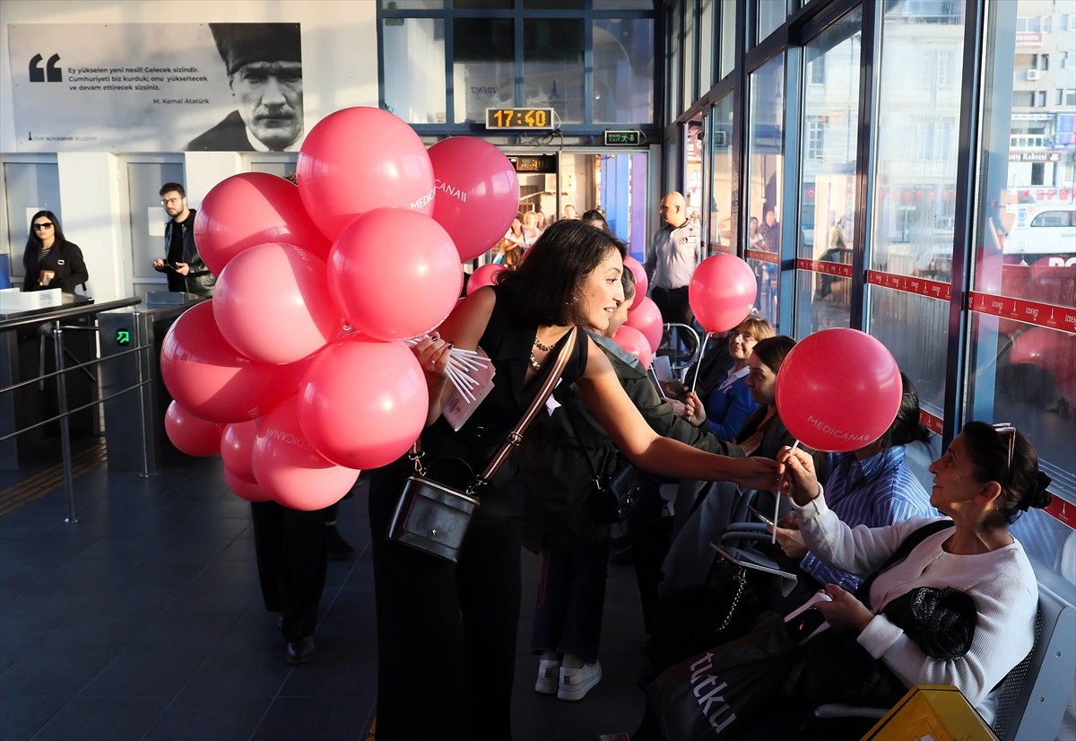 Medicana International İzmir Hastanesi, İzmir Körfezi'ndeki vapurda kadınların katılımıyla meme...