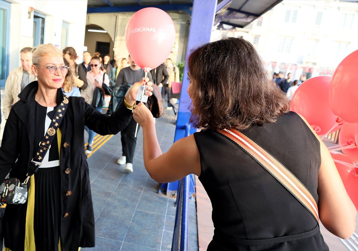 Medicana International İzmir Hastanesi, İzmir Körfezi'ndeki vapurda kadınların katılımıyla meme...