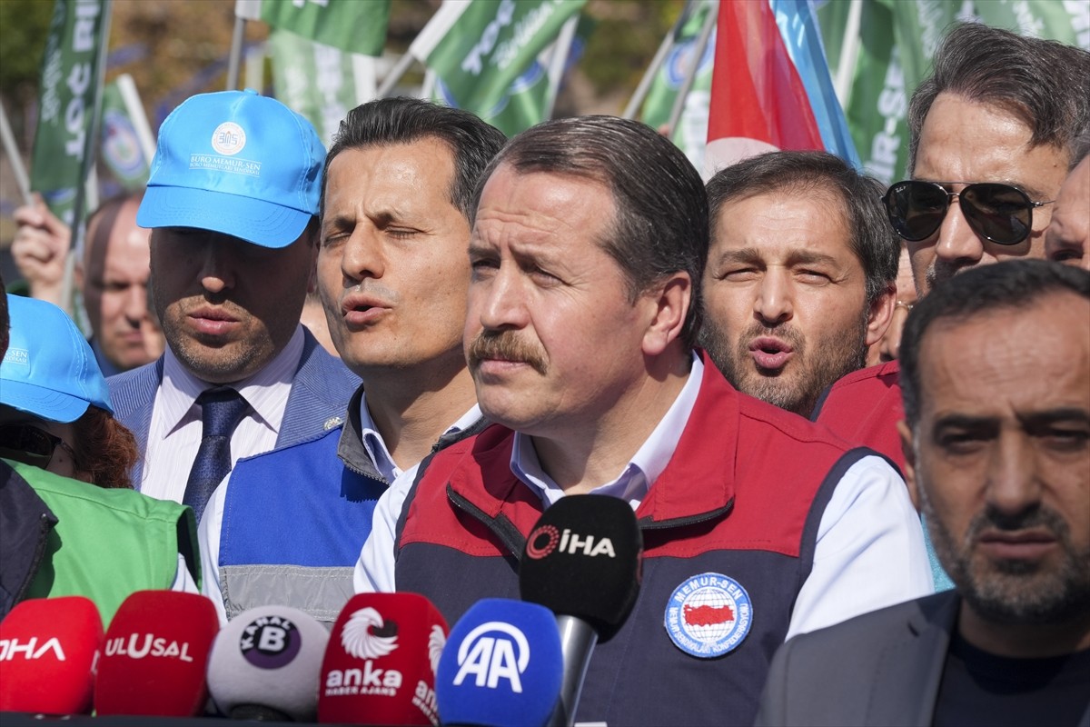 Memur-Sen üyeleri, 2026 Yılı Merkezi Yönetim Bütçe Kanunu Teklifi'nin TBMM'ye sunulmasının...