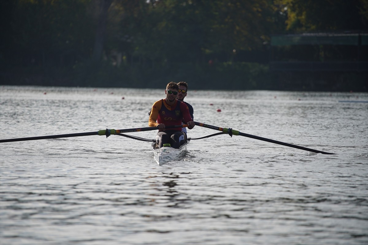 Meriç Nehri’nde düzenlenecek Büyükler Türkiye Kupası kürek yarışları öncesinde sporcular son...