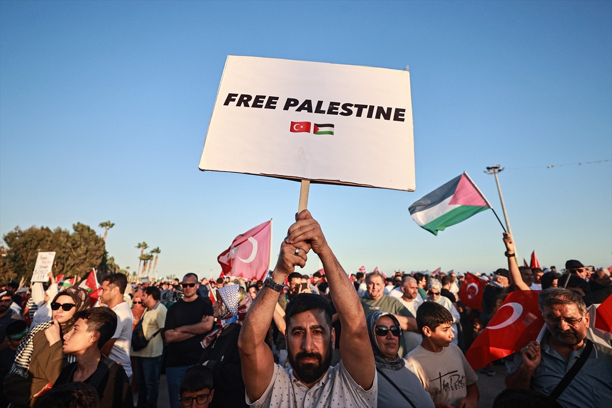 Mersin'de, İsrail'in Gazze'de devam eden soykırımı ve Küresel Sumud Filosu'na yönelik saldırıları...