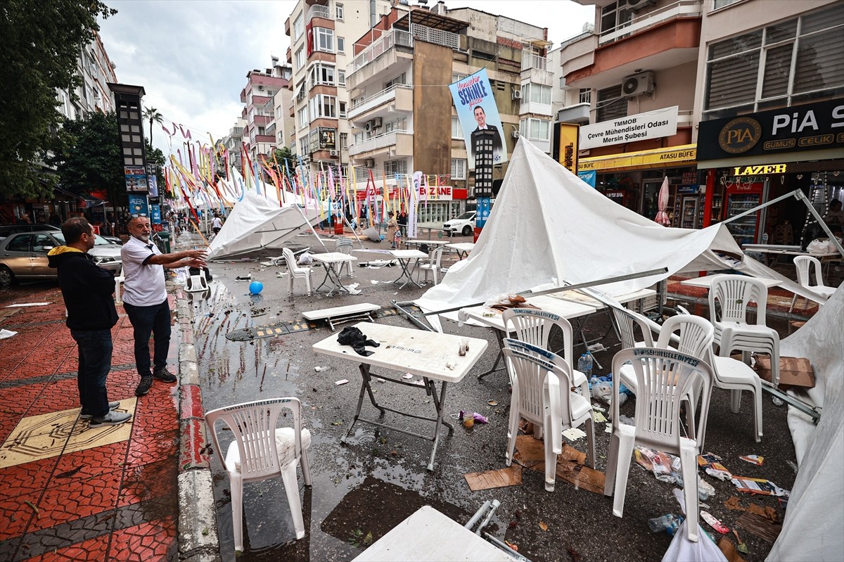 Mersin'de sağanak ve şiddetli rüzgar hayatı olumsuz etkiledi. Yenişehir Belediyesince Kushimoto...