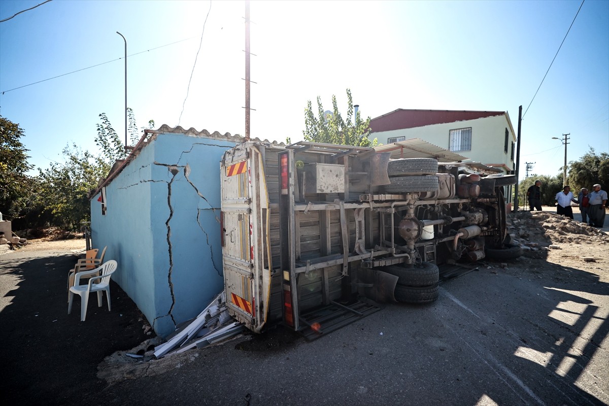 Mersin'in Erdemli ilçesinde müstakil evin deposuna çarpan kamyondaki 2 kişi yaralandı. Çarpmanın...