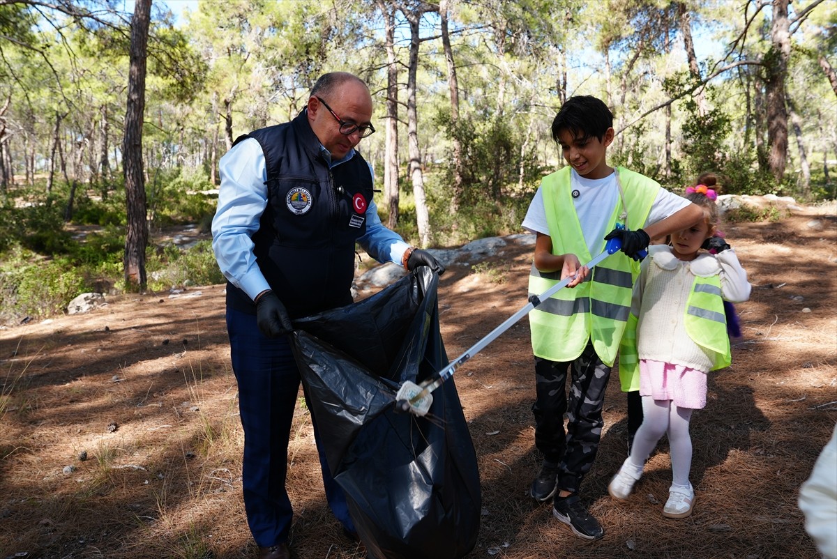 Mersin'in Erdemli ilçesinde "Doğa Müfettişleri" projesi kapsamında öğrenciler ormanlık alanda çöp...