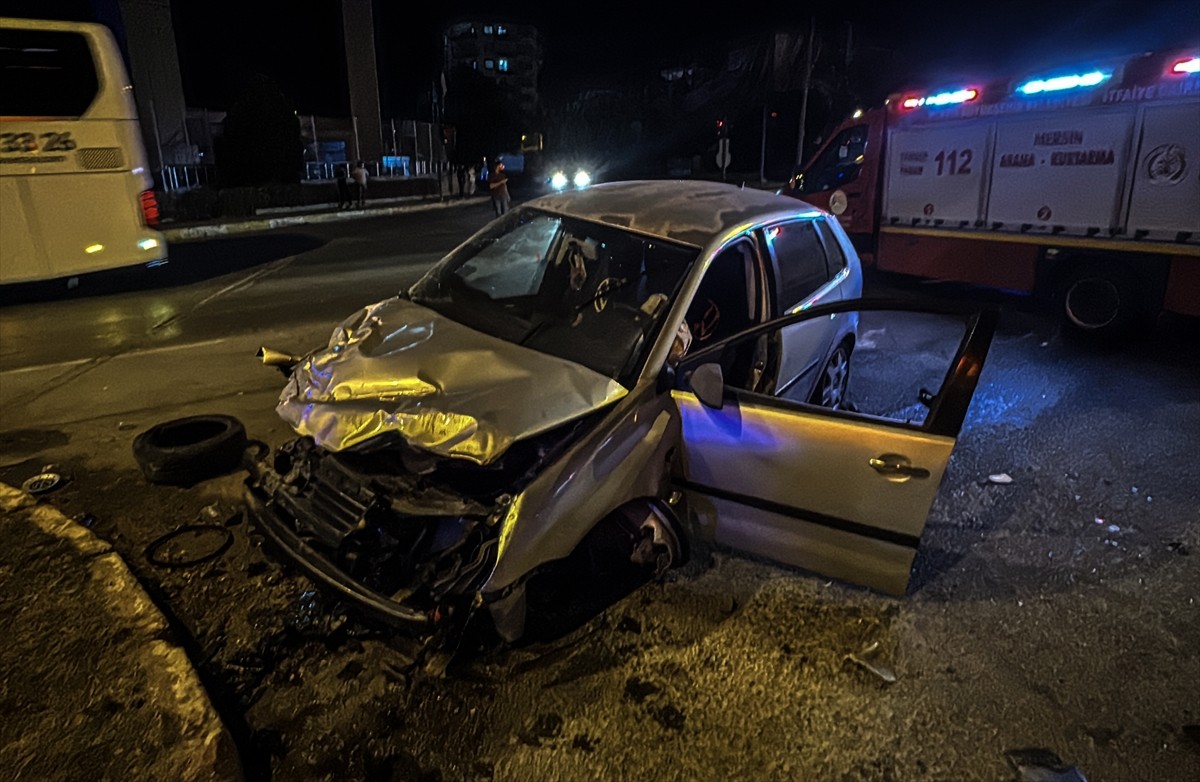 Mersin'in merkez Toroslar ilçesinde kavşaktaki direklere ve refüje çarpan seyir halindeki...