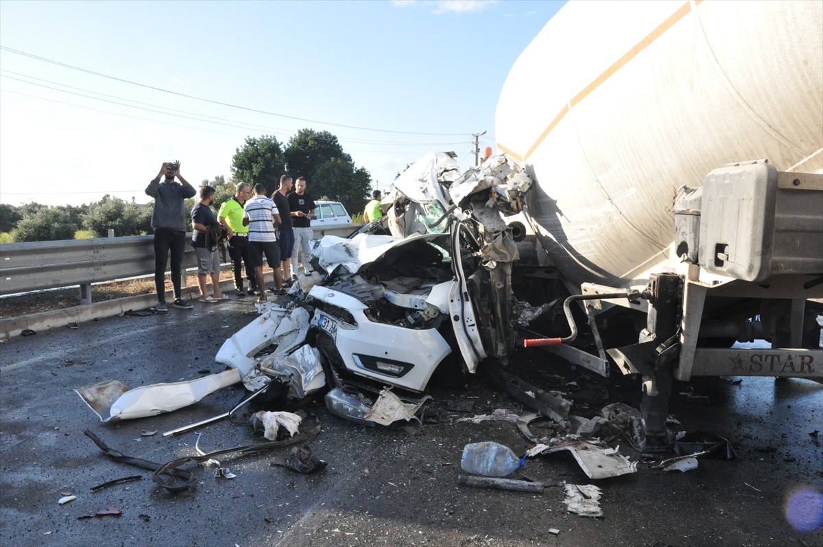 Mersin'in Silifke ilçesinde üç aracın karıştığı zincirleme trafik kazasında 1 kişi...