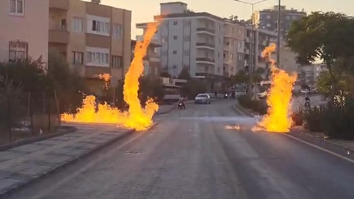 Mersin'in Tarsus ilçesinde sızıntı oluşan doğal gaz hattının alev alması sonucu 2 kişi...