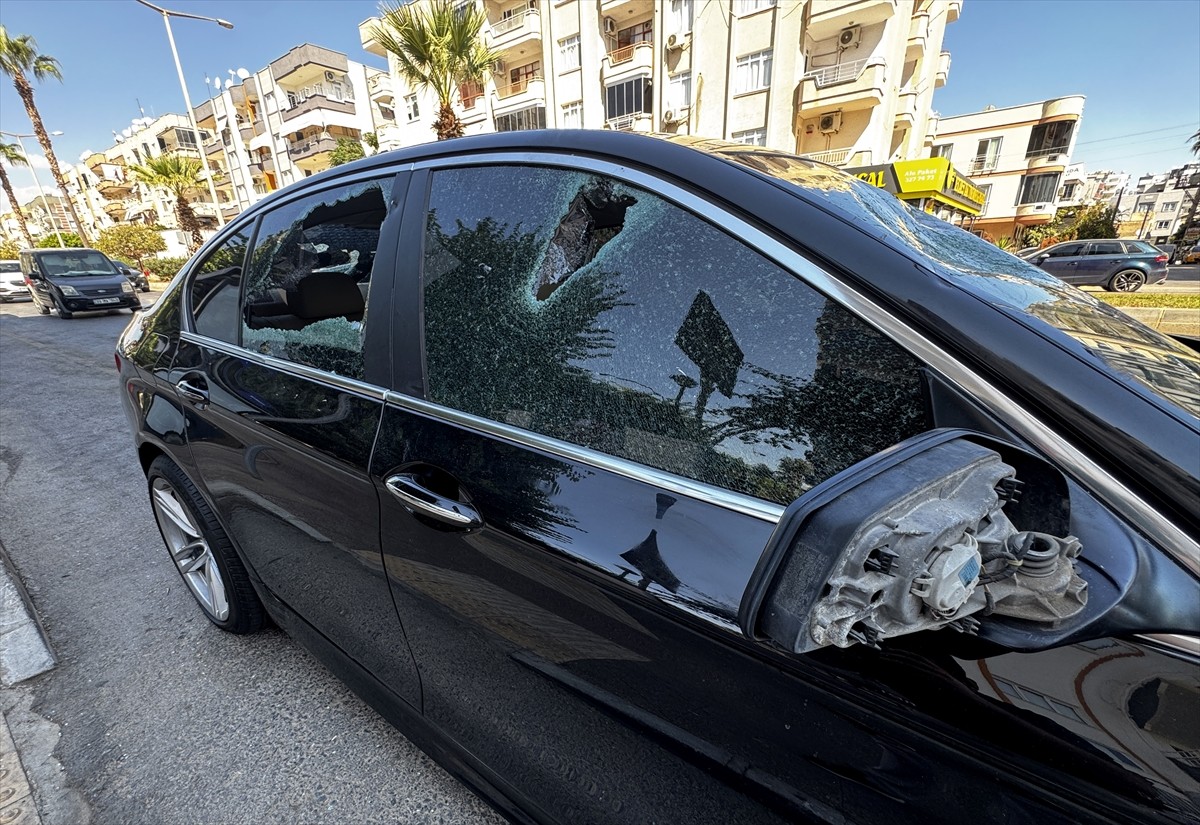 Mersin'in Yenişehir ilçesinde tartıştıkları kişilerin 2 otomobiline zarar vermeleri güvenlik...