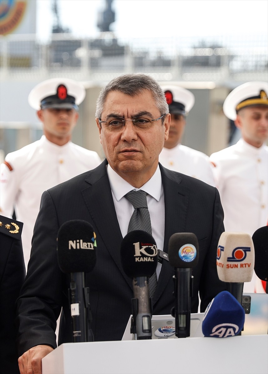 Mersin Valisi Atilla Toros (ortada), 9 aylık asayiş olaylarına ilişkin Sahil Güvenlik Akdeniz...