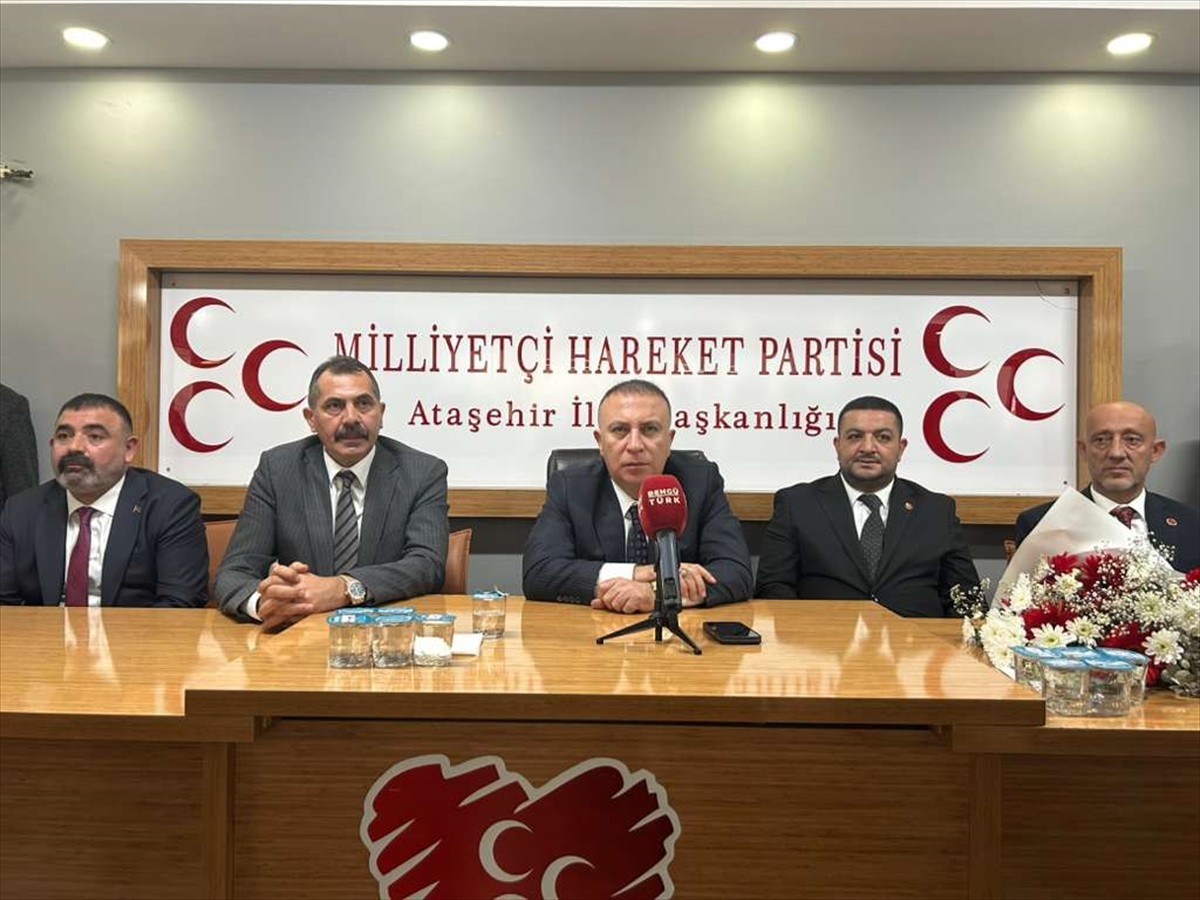 MHP Genel Başkan Yardımcısı İzzet Ulvi Yönter (ortada), partisinin Ümraniye ve Ataşehir ilçe...