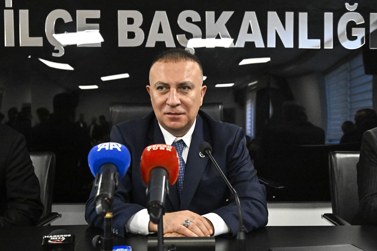 MHP Genel Başkan Yardımcısı İzzet Ulvi Yönter, partisinin Maltepe ilçe başkanlığını ziyaret...