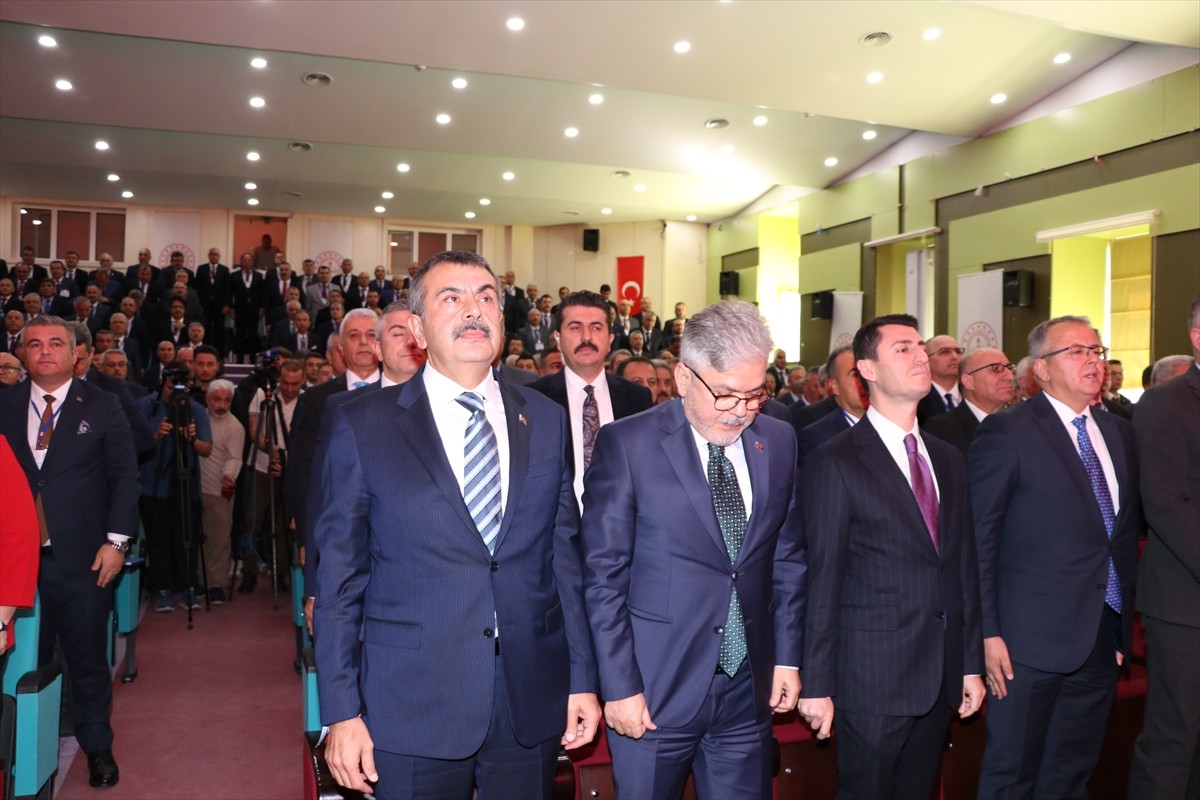 Milli Eğitim Bakanı Yusuf Tekin (solda), Erzurum'daki Hizmet İçi Eğitim Enstitüsü'nde düzenlenen...