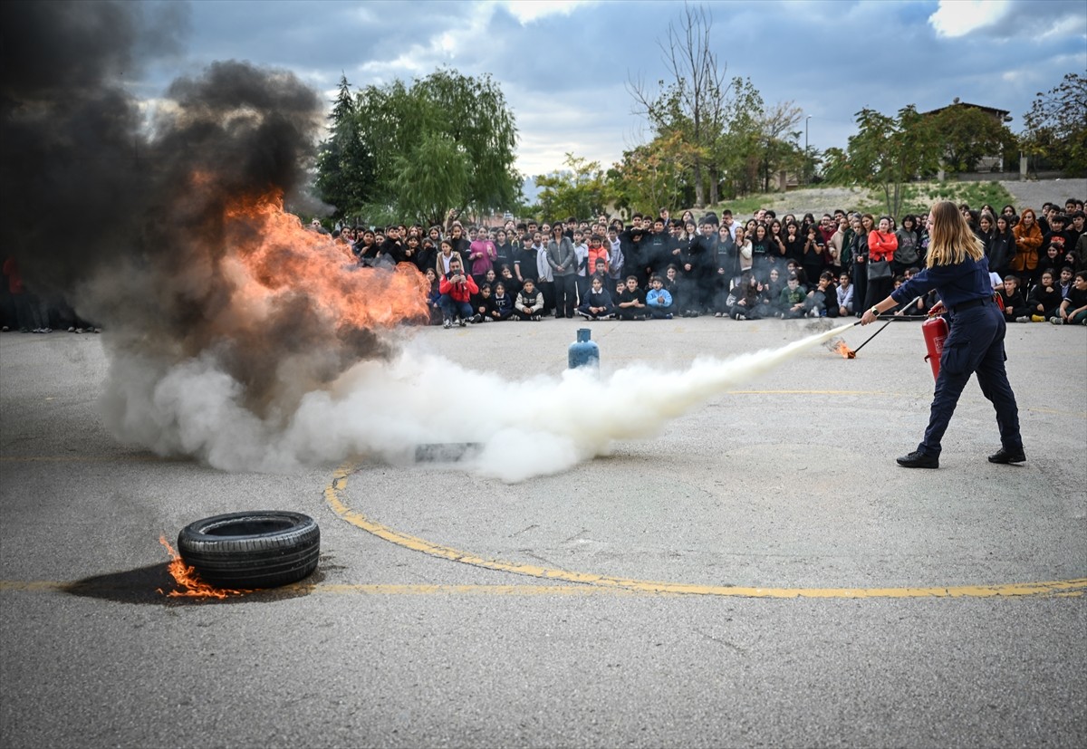 Milli Eğitim Bakanlığınca (MEB) "Afetler ve Dayanıklılık Ayı" kapsamında tüm okullarda eş zamanlı...