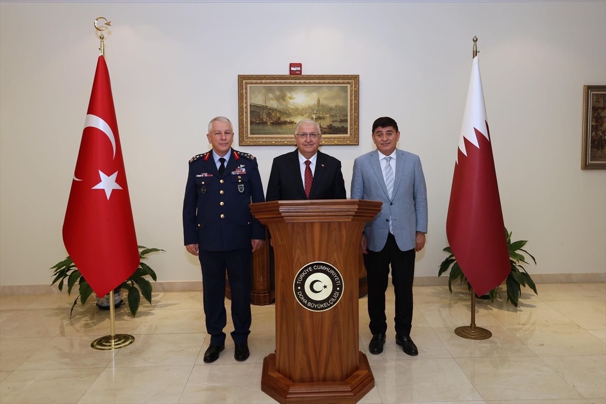 Millî Savunma Bakanı Yaşar Güler (sağda), resmi temaslarda bulunmak üzere Hava Kuvvetleri Komutanı...