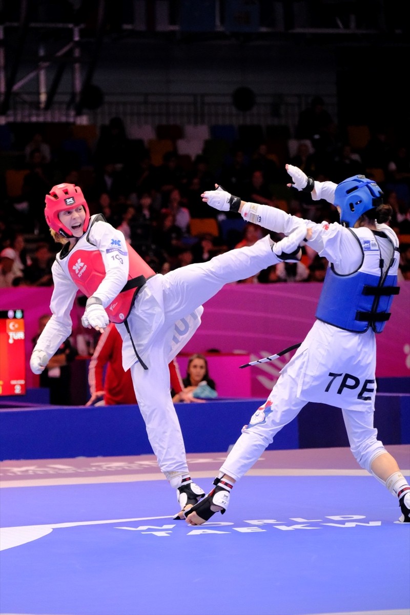 Milli sporcu Merve Dinçel Kavurat (solda), Çin'de düzenlenen Dünya Tekvando Şampiyonası'nda altın...