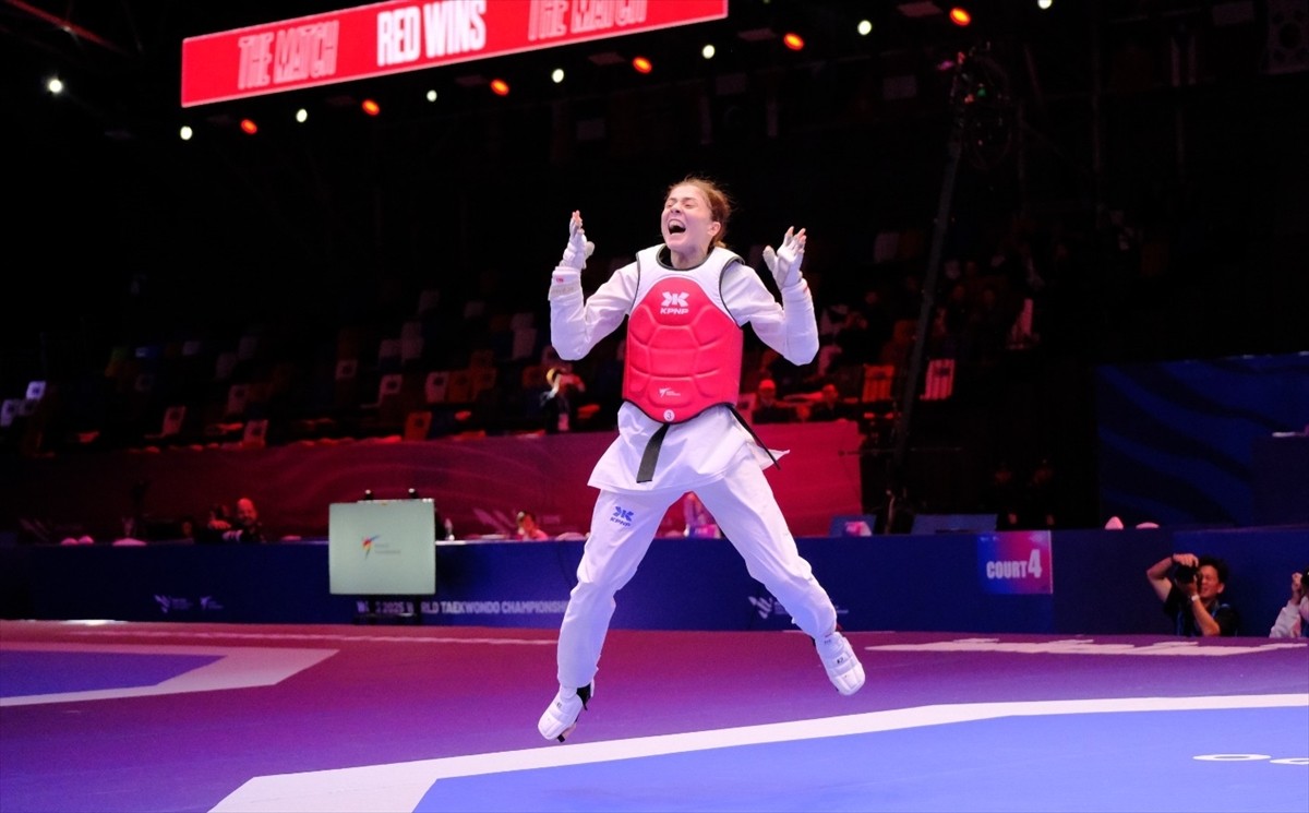 Milli sporcu Merve Dinçel Kavurat (solda), Çin'de düzenlenen Dünya Tekvando Şampiyonası'nda altın...