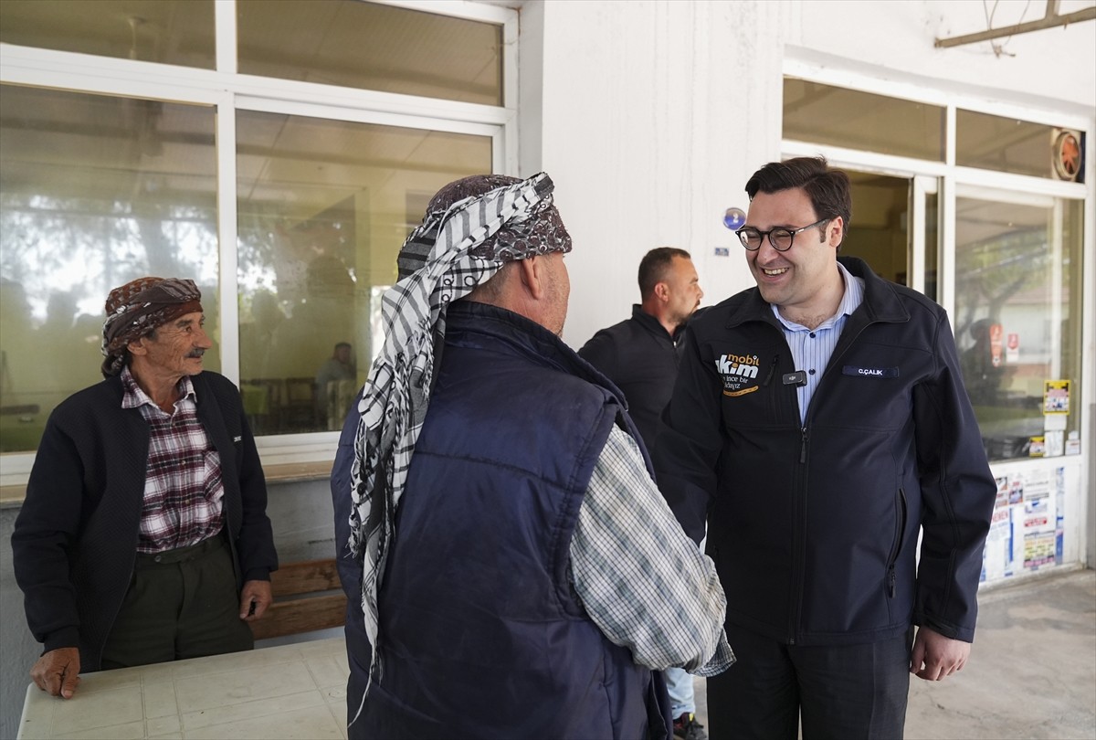 Mobil AK Parti İletişim Merkezi (AKİM) ekibi, İzmir'in kırsal mahallelerinde vatandaşlarla bir...