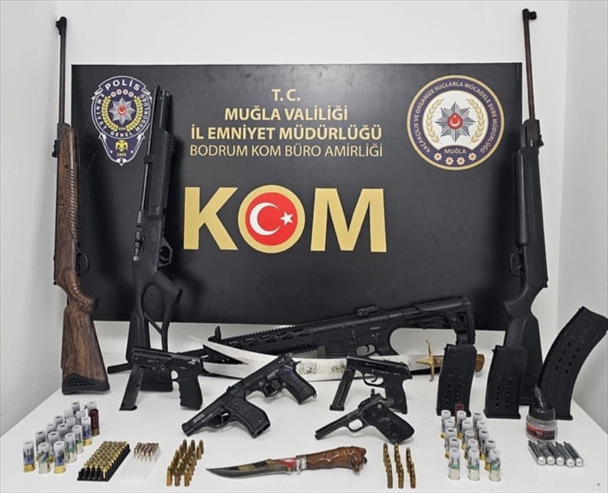 Muğla'da silah kaçakçılarına yönelik operasyonda gözaltına alınan 13 şüpheliden 4'ü tutuklandı....