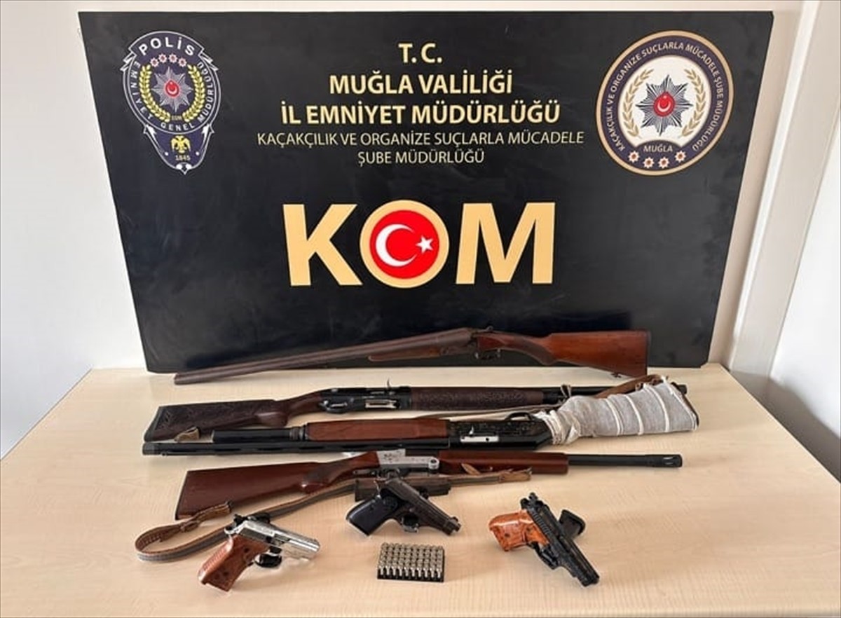Muğla'da silah kaçakçılarına yönelik operasyonda gözaltına alınan 13 şüpheliden 4'ü tutuklandı....