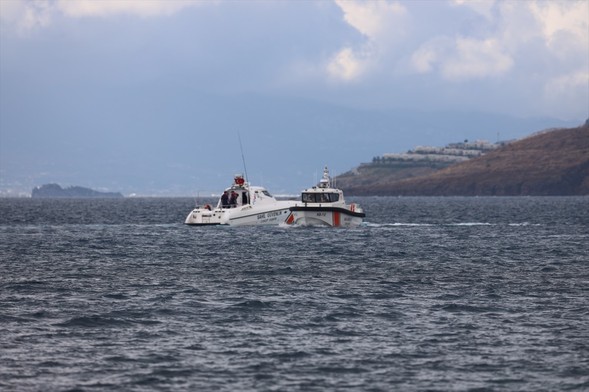 Muğla'nın Bodrum ilçesi açıklarında teknenin batması sonucu 14 düzensiz göçmen öldü, 2 kişi...