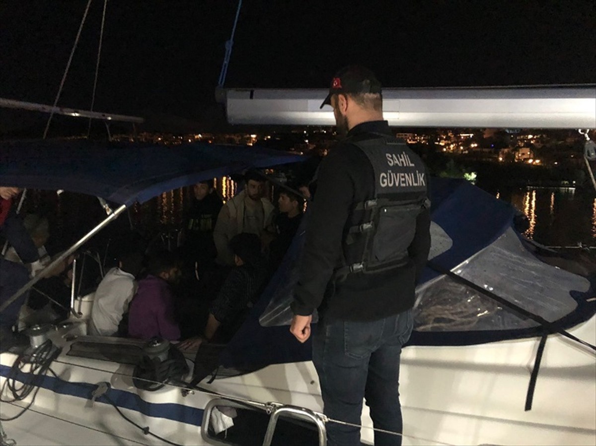 Muğla'nın Bodrum ilçesi açıklarında yelkenli teknede ve karada 106 düzensiz göçmen ile 1 göçmen...