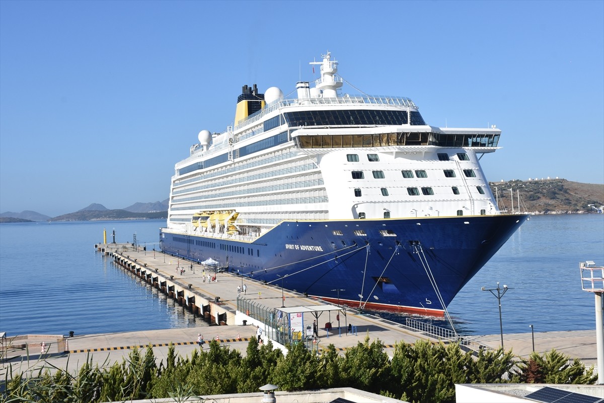 Muğla'nın Bodrum ilçesine "Spirit of Adventure" kruvaziyeri 960 yolcu getirdi. Gemiden inen...