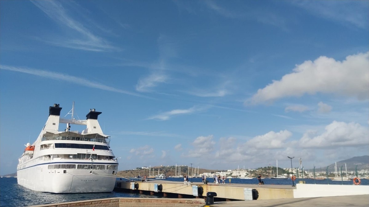 Muğla'nın Bodrum ilçesine "Star Legend" kruvaziyeri 271 yolcu getirdi. Bahamalar bayraklı 159...