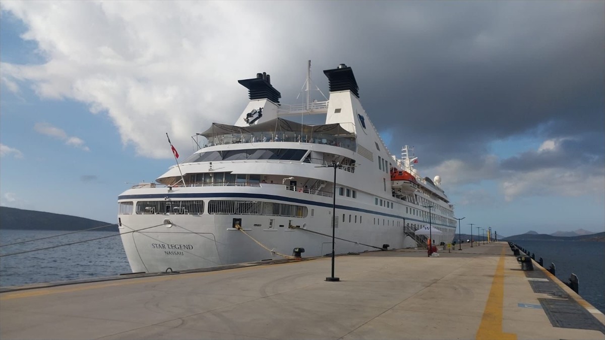Muğla'nın Bodrum ilçesine "Star Legend" kruvaziyeri 271 yolcu getirdi. Bahamalar bayraklı 159...