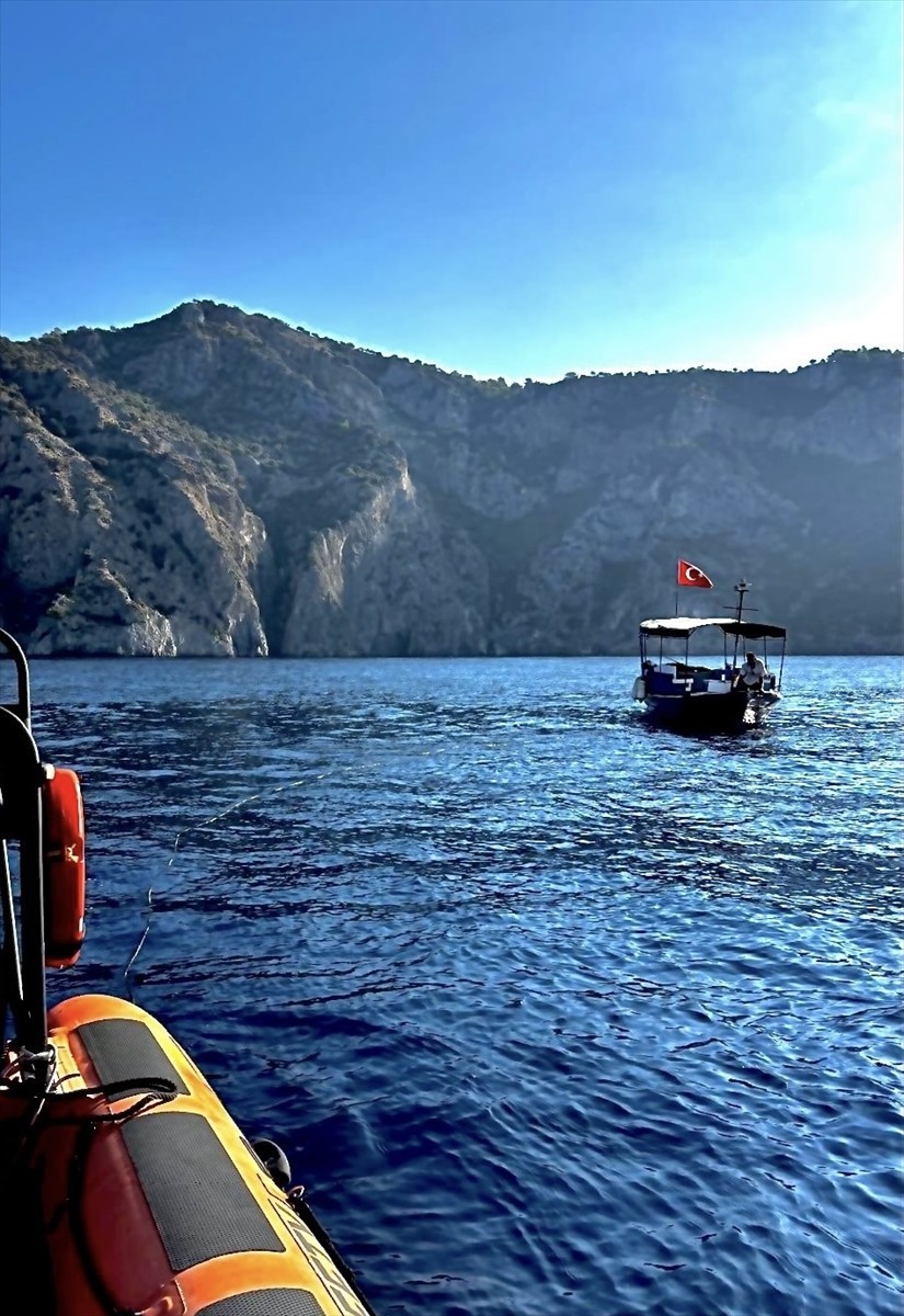Muğla'nın Fethiye ilçesi açıklarında sürüklenen teknedeki kişi ekiplerce kurtarıldı.