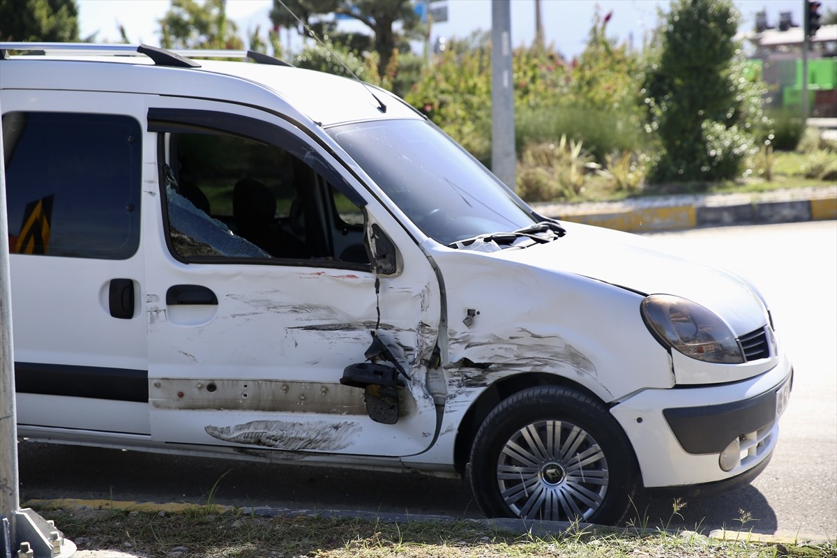 Muğla'nın Fethiye ilçesinde ambulansla çarpışan hafif ticari araçtaki 2 kişi yaralandı.