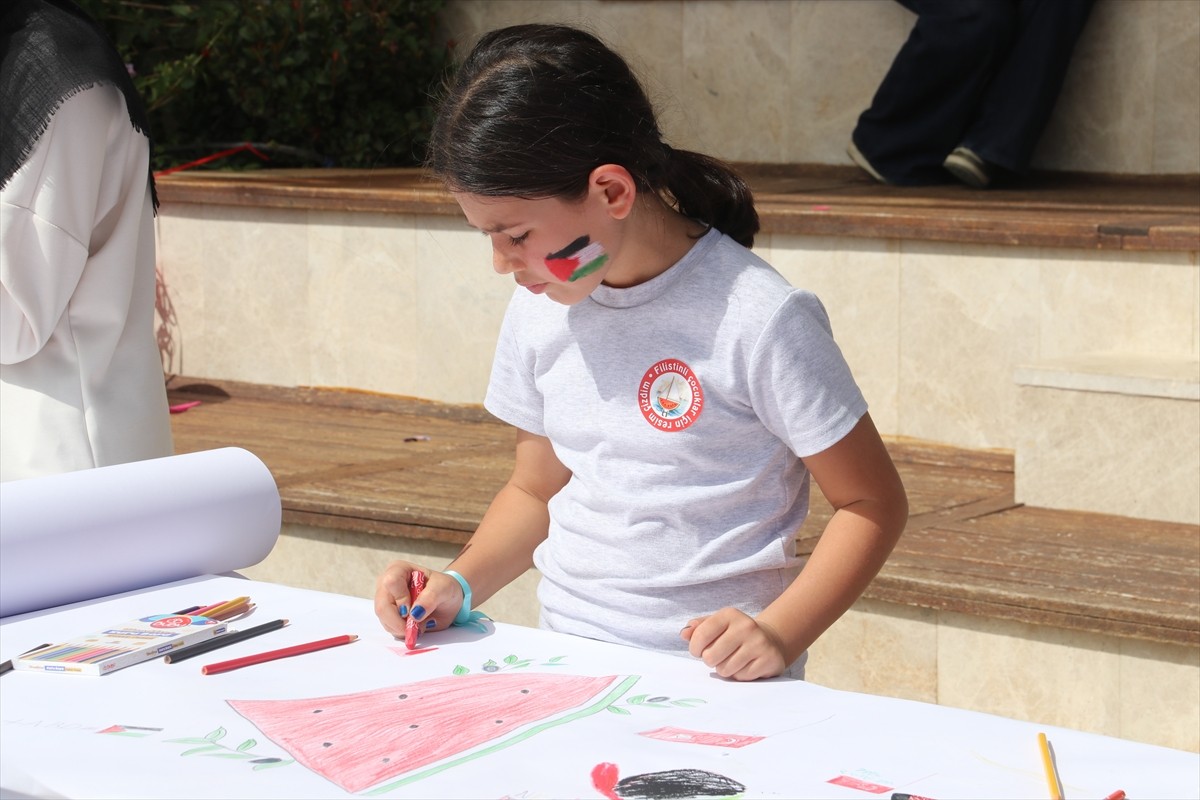 Muğla'nın Fethiye ilçesinde, İsrail'in Gazze'ye yönelik saldırılarını protesto etmek ve Gazzeli...