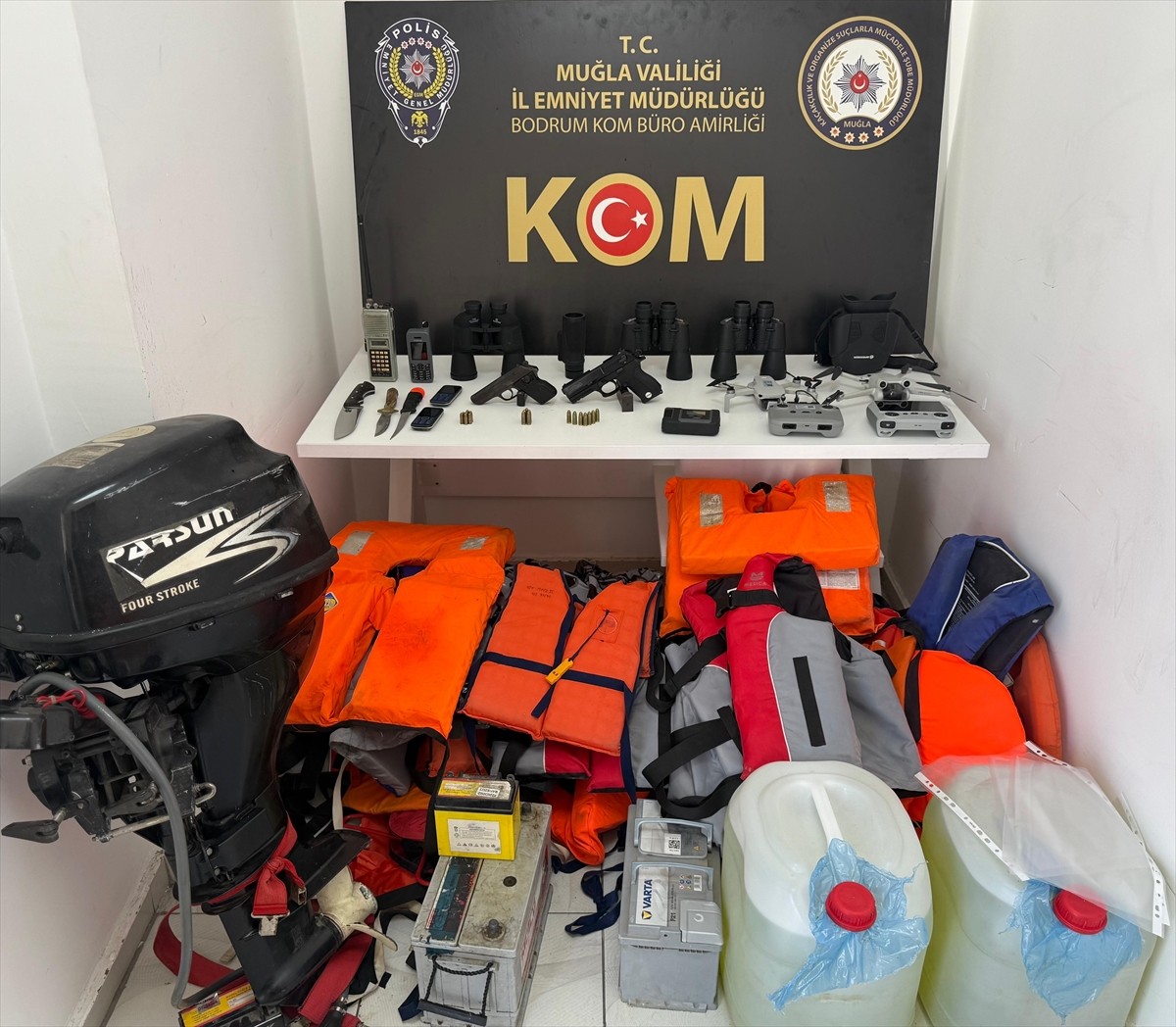 Muğla merkezli göçmen kaçakçılığı operasyonunda gözaltına alınan 16 şüpheliden 13'ü...