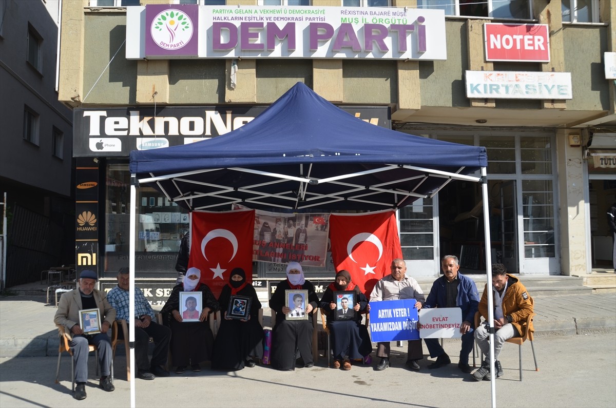 Muş'ta çocukları terör örgütü PKK tarafından kaçırılan aileler, DEM Parti İl Başkanlığı binası...