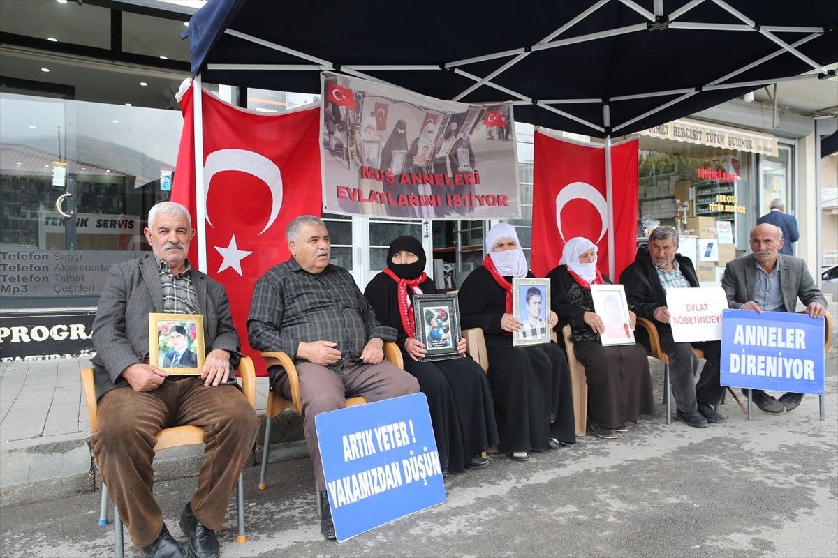 Muş'ta çocukları terör örgütü PKK tarafından kaçırılan aileler, DEM Parti İl Başkanlığı binası...