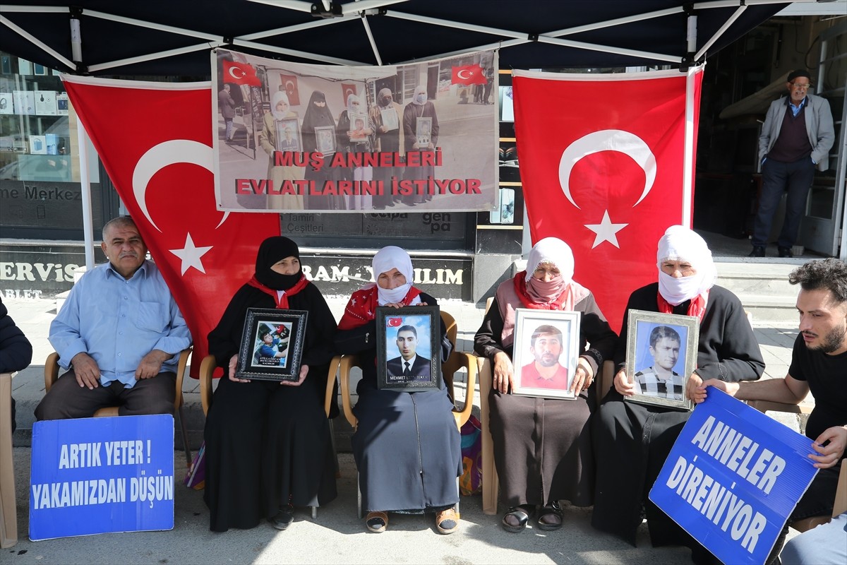 Muş'ta çocukları terör örgütü PKK tarafından kaçırılan aileler, DEM Parti İl Başkanlığı binası...